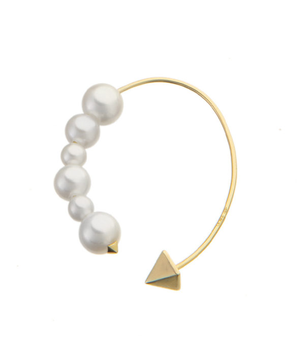 Round earring with natural pearls